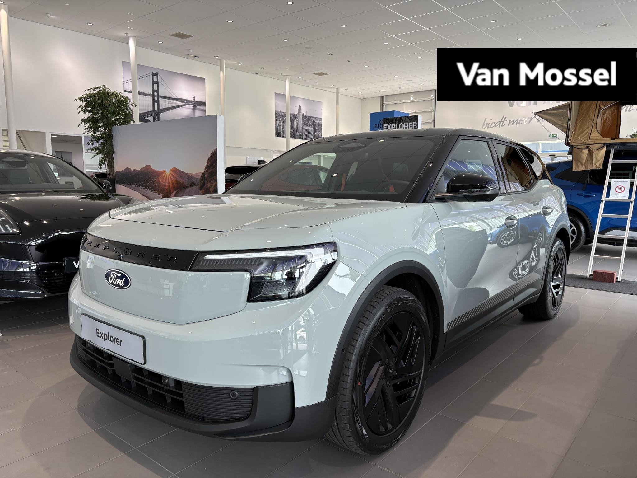 Ford Explorer Collection Extended Range RWD