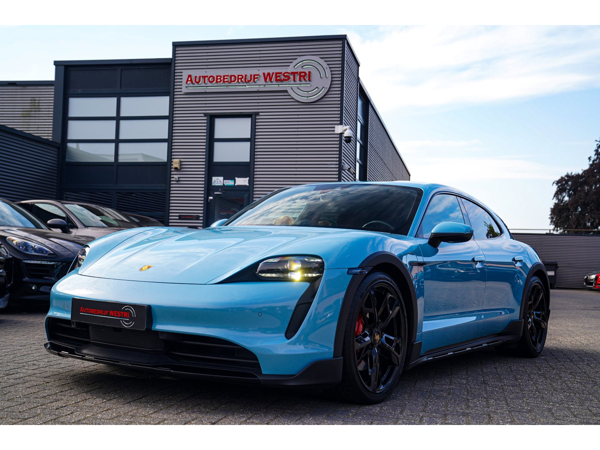 Porsche Taycan Cross Turismo 4S 93 kWh | 4 Wiel besturing | Bose | Camera | Ijsblauw Metallic | 490PK