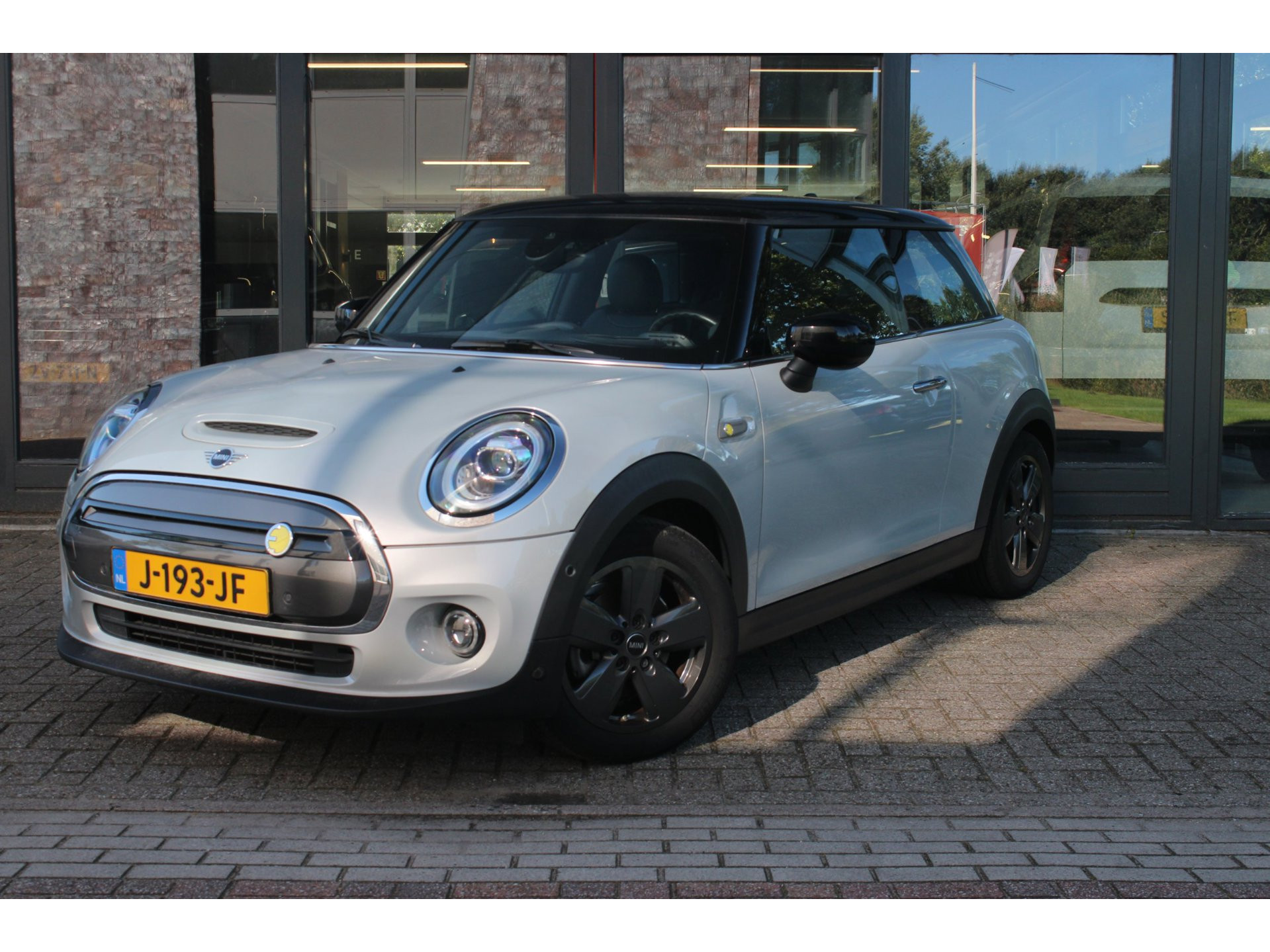 MINI Electric Charged | 96% SOH | Head-up display | Harman/Kardon | Keyless | Camera | Carplay | Lane-assist | Stoelverwarming |