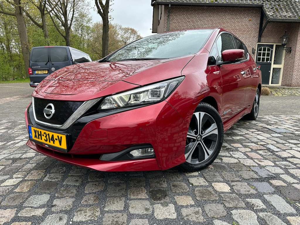 Nissan Leaf Tekna 40 kWh ecc,1/2leer,lmv,led,navi,camera,pdc,dglas
