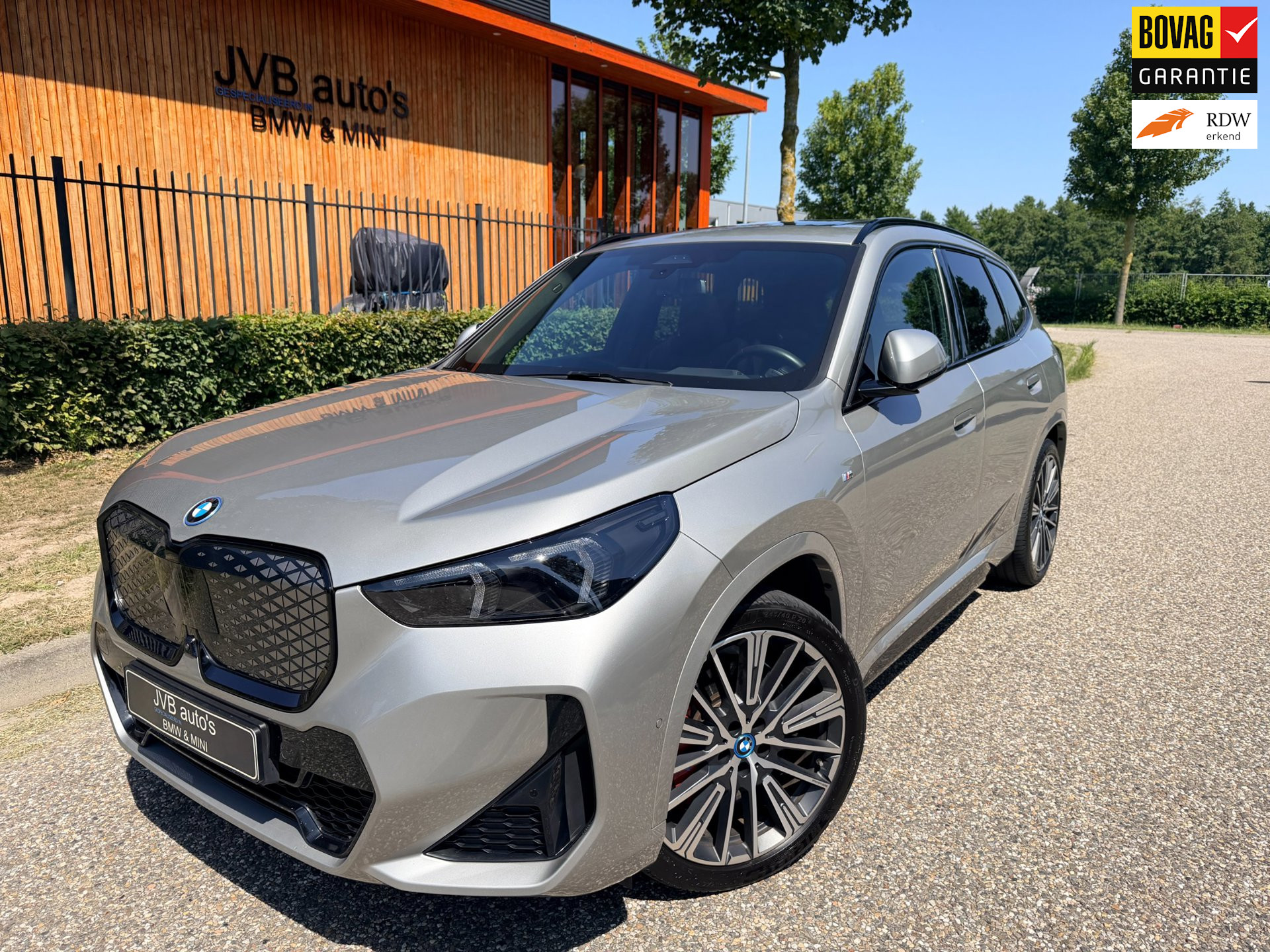 BMW iX1 XDrive30, M-Sport PRO, panorama, trekhaak, H&K, HUD, driving assistant plus