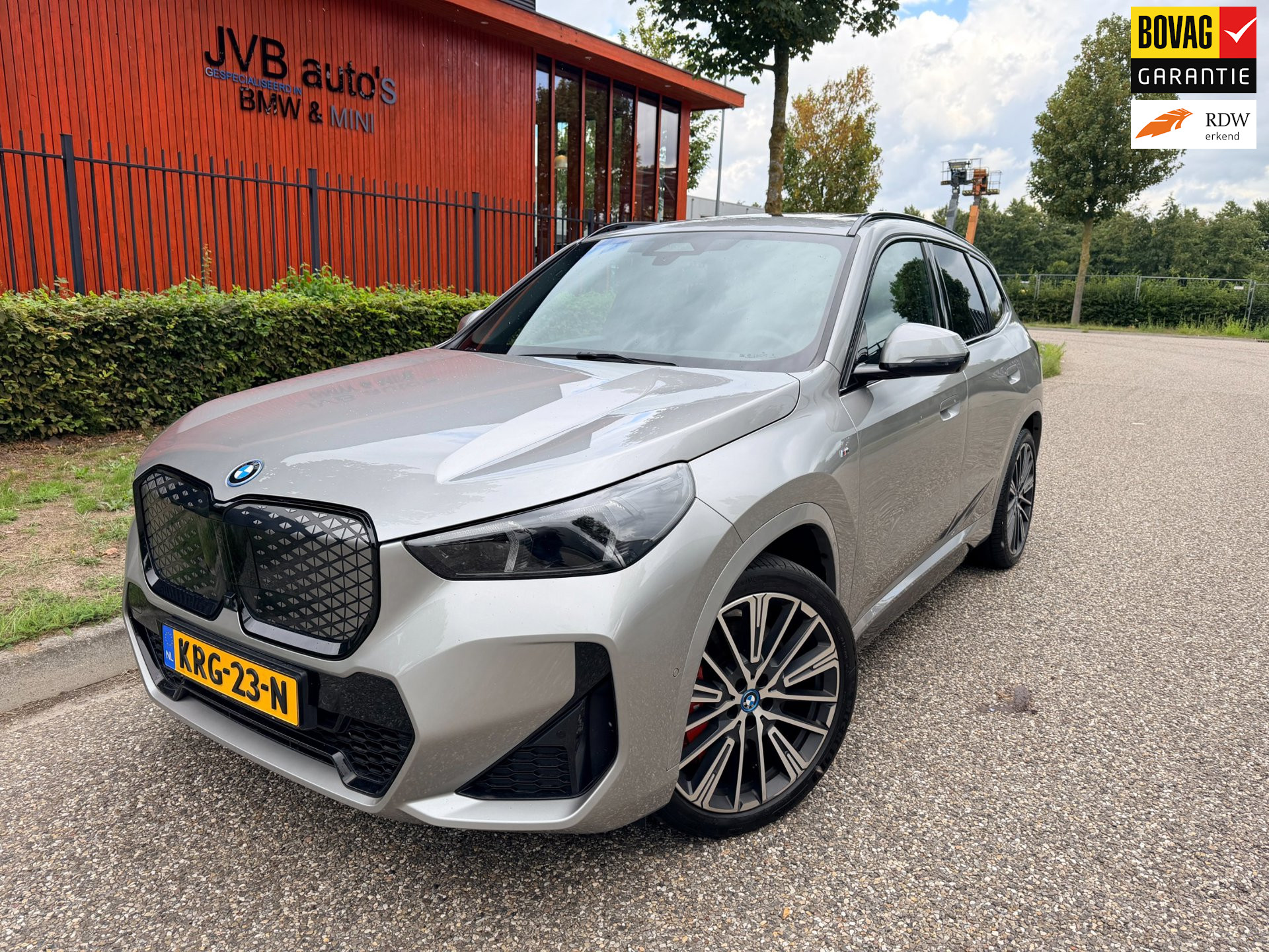 BMW iX1 XDrive30, M-Sport PRO, panorama, trekhaak, H&K, HUD, driving assistant plus