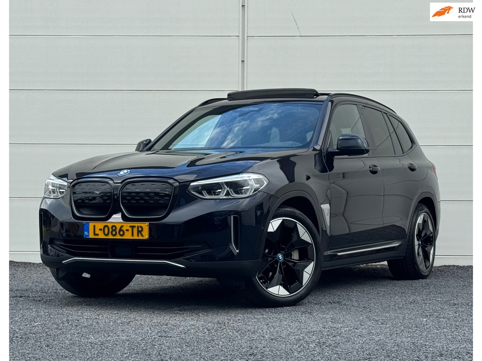 BMW iX3 High Exe 80 kWh Org NL Pano Head up HK 360 Cam Mem seats Apple Dodehoek detectie Lane assist Sfeerverlichting Trekhaak