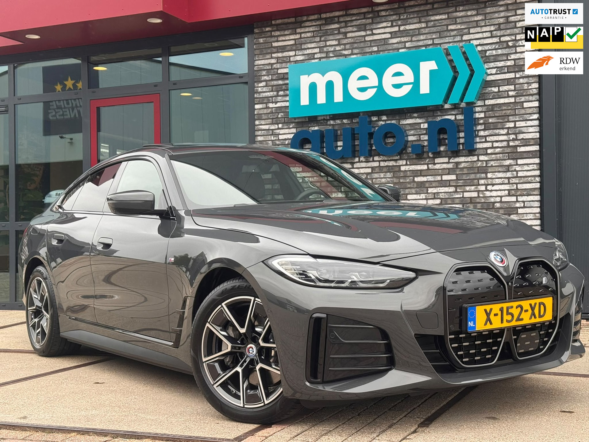 BMW i4 40 84 kWh High Executive M-SPORT l SOH 96,4% l H/K l HUD l 360 l SCHUIFDAK l DRAVITGRAU l SFEER l ORG.NL l 1e EIG l