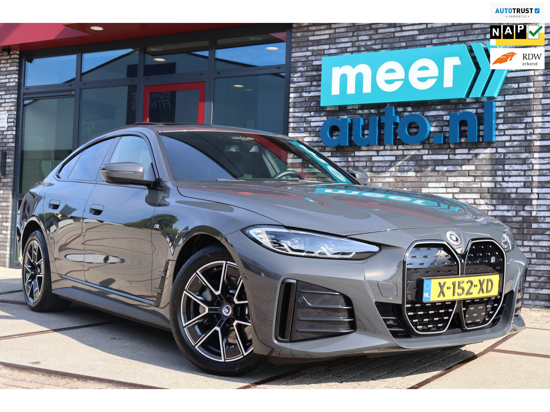 BMW i4 40 84 kWh High Executive M-SPORT l SOH 96,4% l H/K l HUD l 360 l SCHUIFDAK l DRAVITGRAU l SFEER l ORG.NL l 1e EIG l