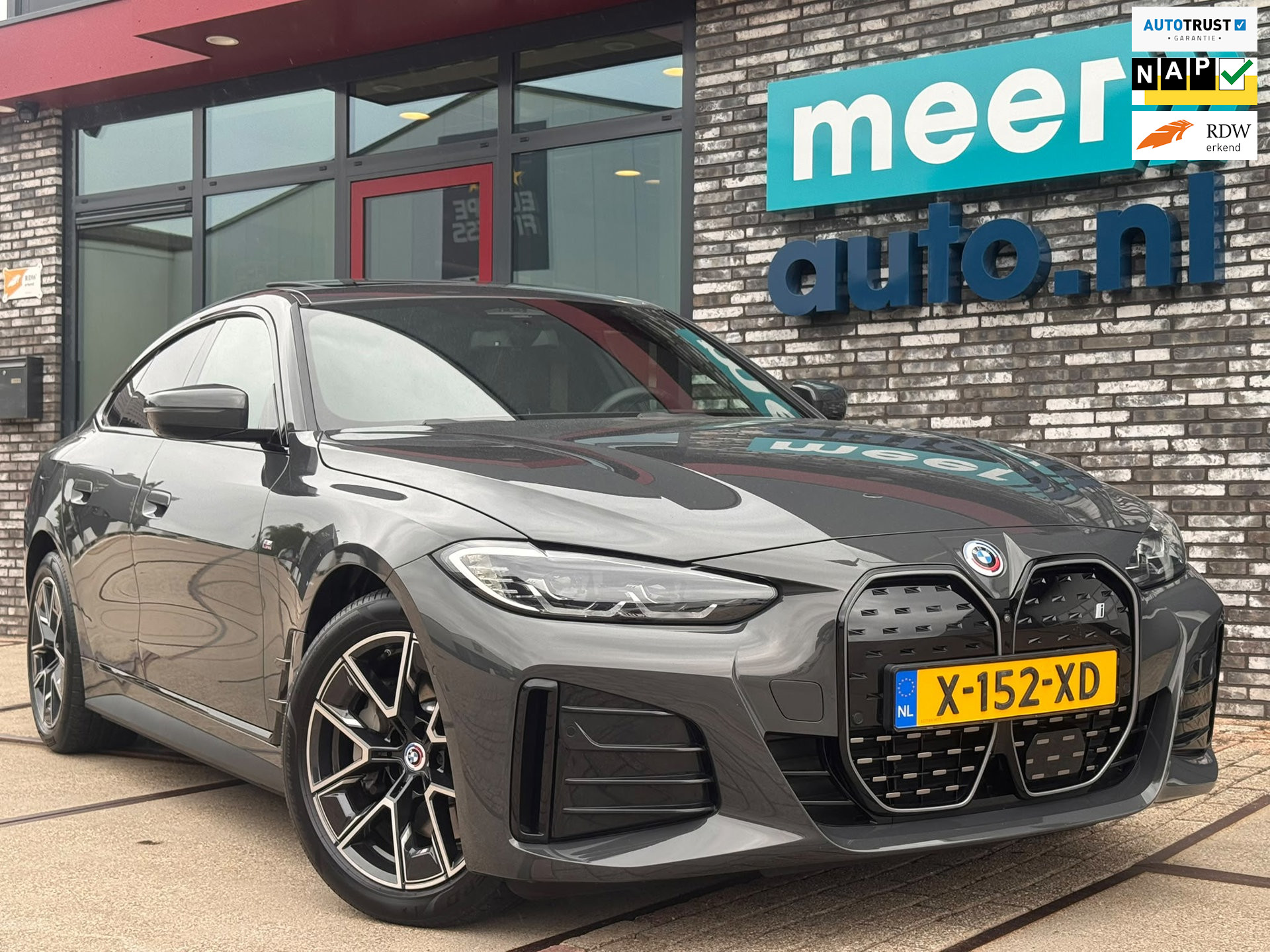 BMW i4 40 84 kWh High Executive M-SPORT l SOH 96,4% l H/K l HUD l 360 l SCHUIFDAK l DRAVITGRAU l SFEER l ORG.NL l 1e EIG l