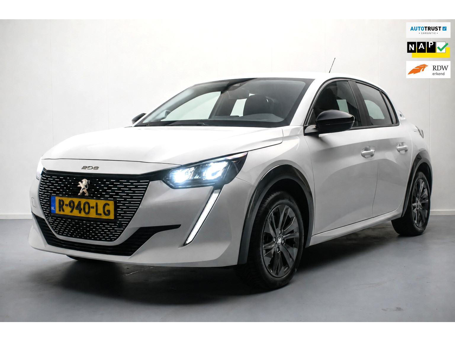 Peugeot e-208 EV Active Pack 50 kWh SOH 92% NL-auto [ 1e Eigenaar Carplay LED Parkeersensoren 16 Inch Velgen Cruise Control ]