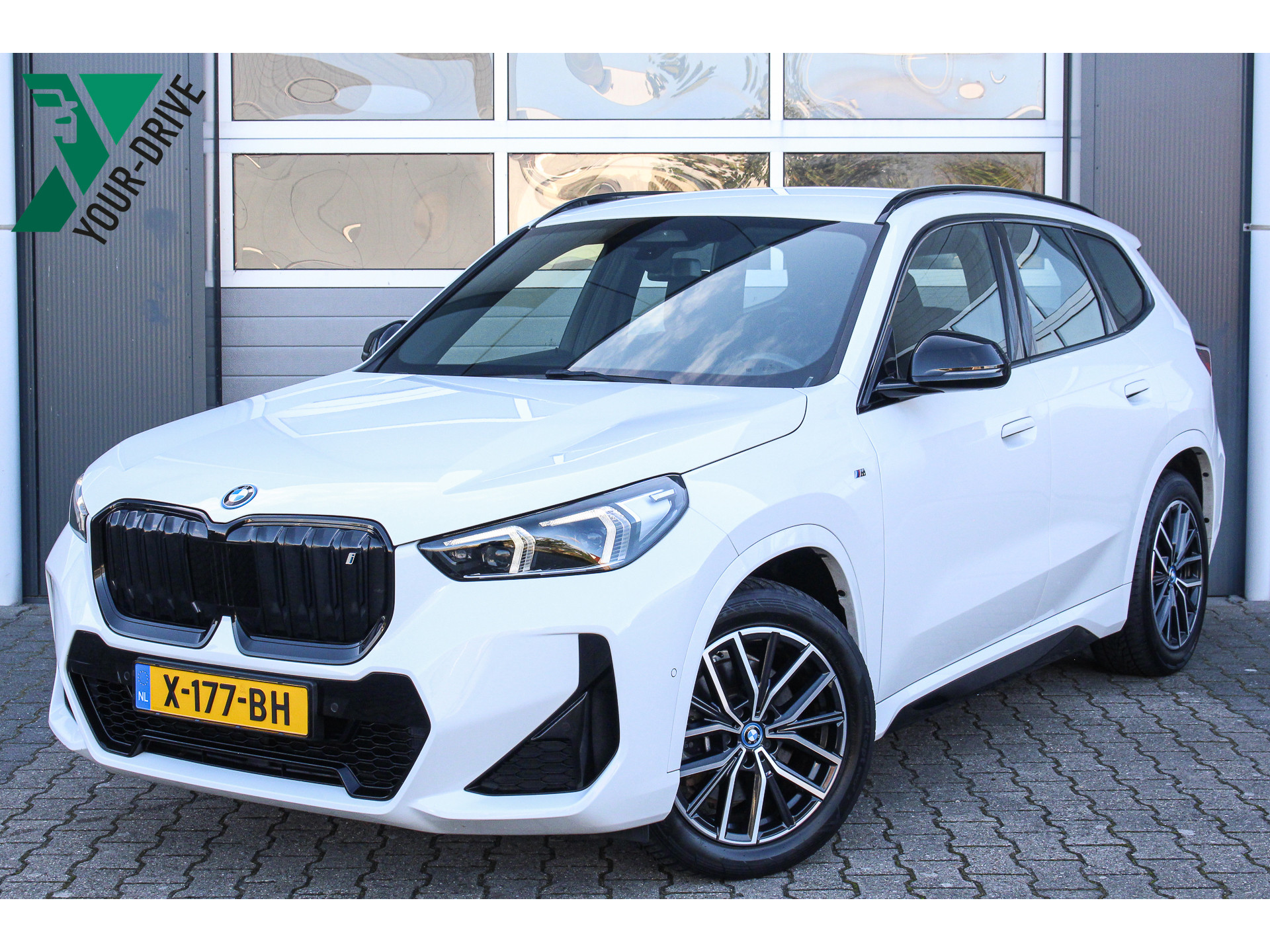 BMW iX1 XDrive30 67 kWh M-Sport | 12 Mnd. Garantie & SOH 92,3%| Nette en complete iX1 met historie