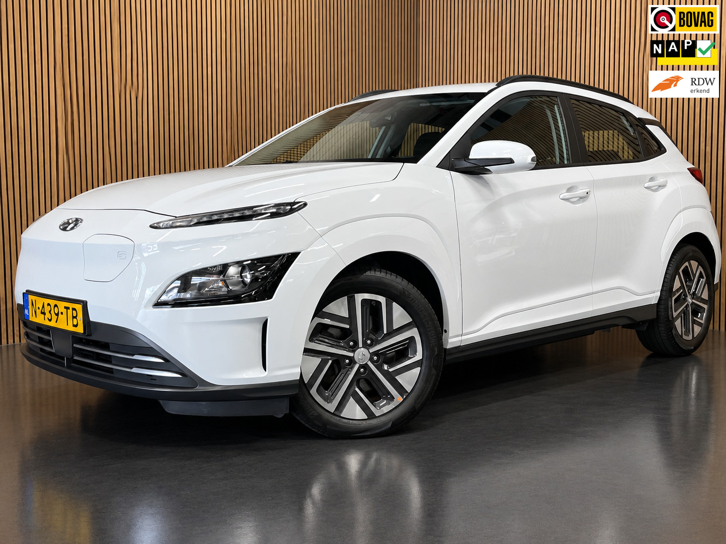 Hyundai Kona EV 64 kWh|FACELIFT MODEL|100% SOH|3-FASE|DIGITAL COCKPIT|CAMERA|CARPLAY|KRELL AUDIO|NAP|NL-AUTO|1e EIGENAAR|INCL.BTW|