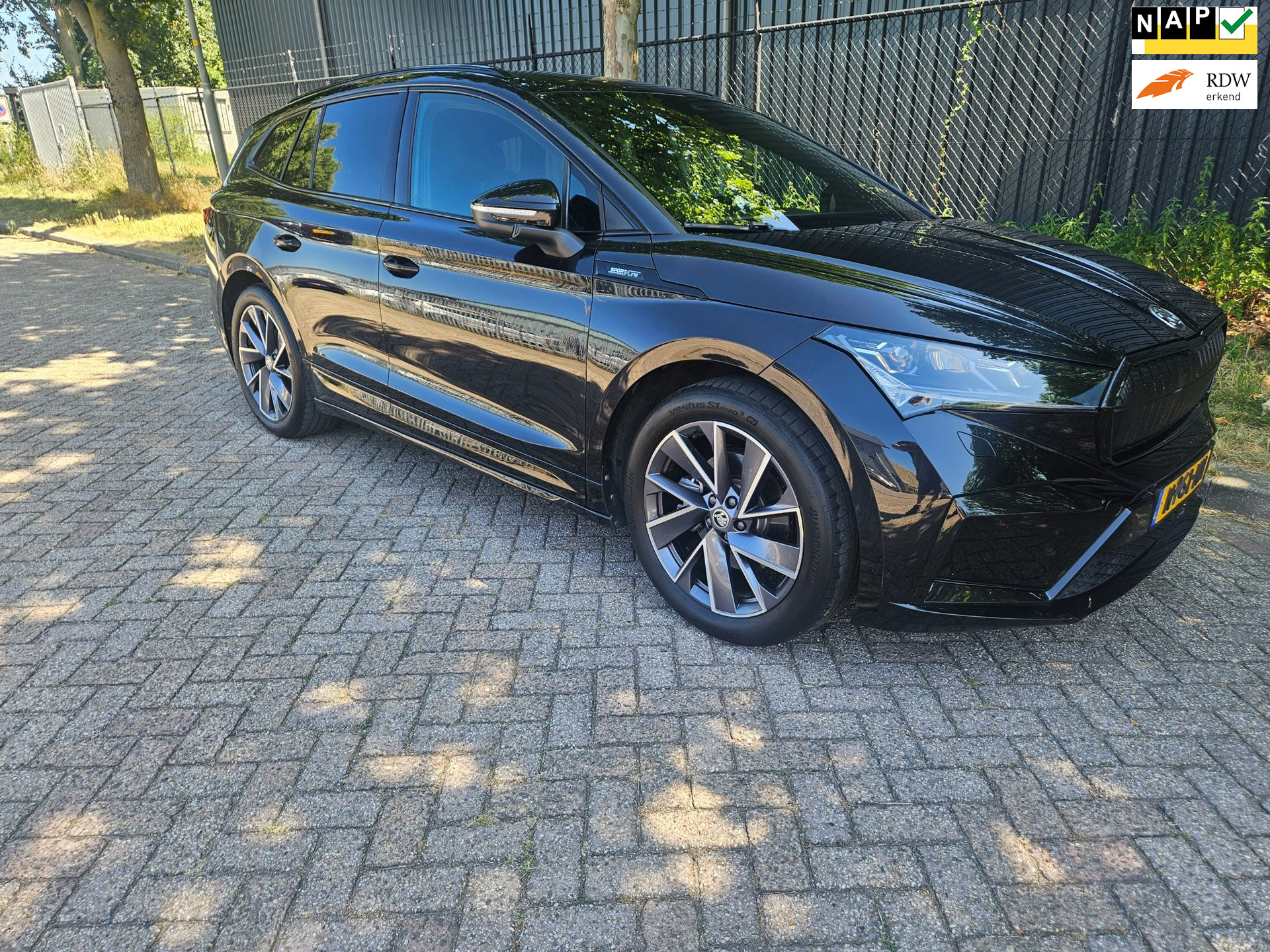 Škoda Enyaq iV 60 Sportline black / schaalstoelen. 20 inch.