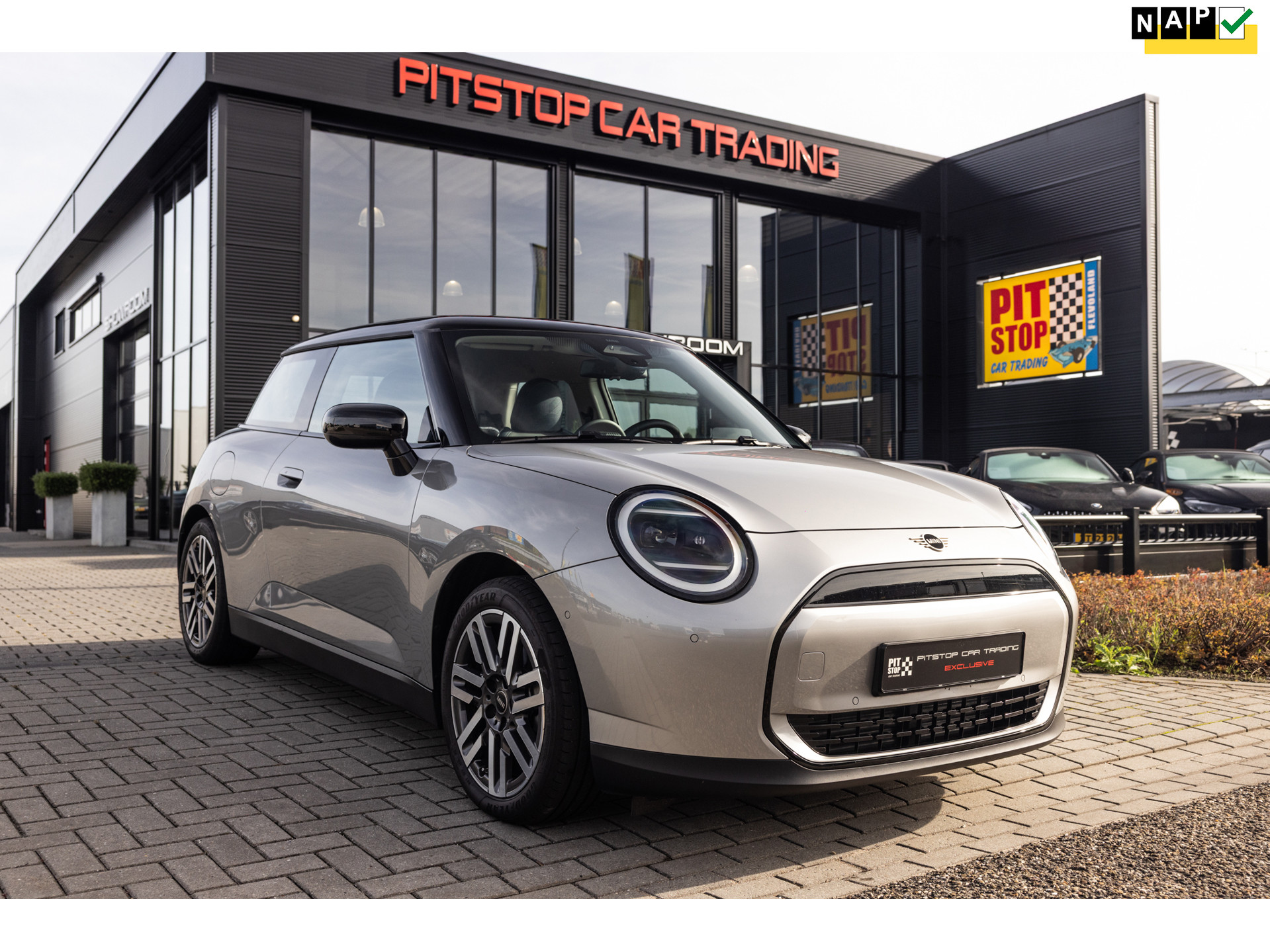 MINI 3-Deurs Cooper E Classic S 40.7 kWh, NL Auto, Stuurverwarming, SOH 96%, LED!