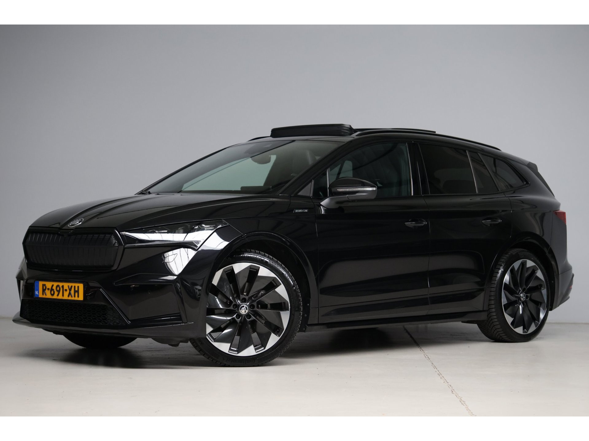 Škoda Enyaq iV 80 Sportline | panoramadak | adap. cruise | keyless entry | rijstrooksensor | apple carplay | camera | 1e eig | BTW