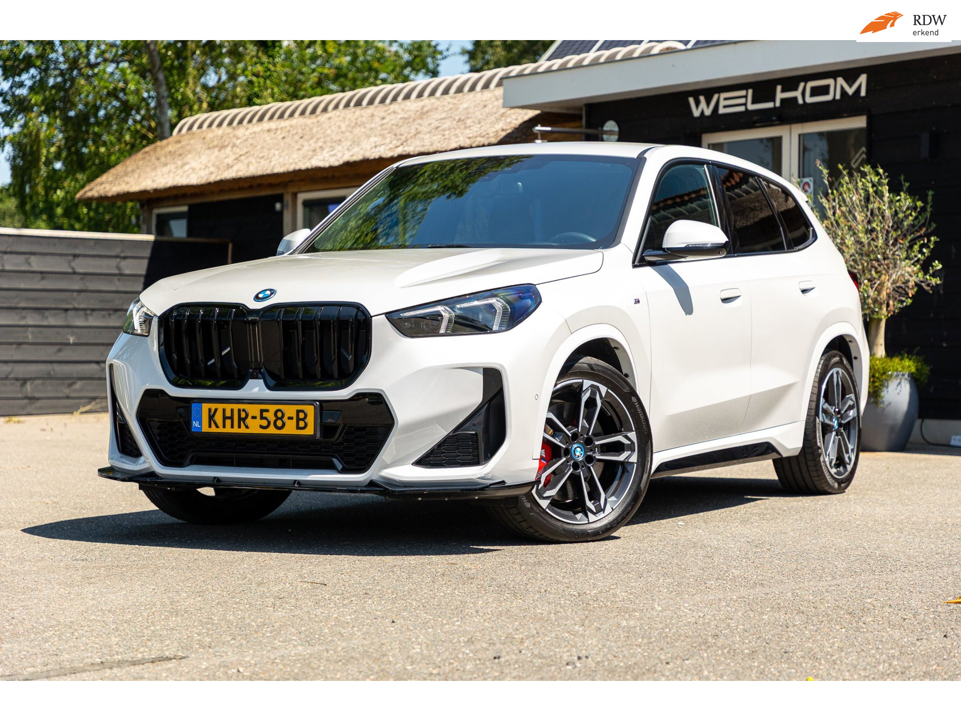 BMW iX1 EDrive 20 M Sport Live Cockpit I Mineralweiss Metallic I Head Up I Led I CarPlay I 360 Camera I M-Sportremmen rood I BTW