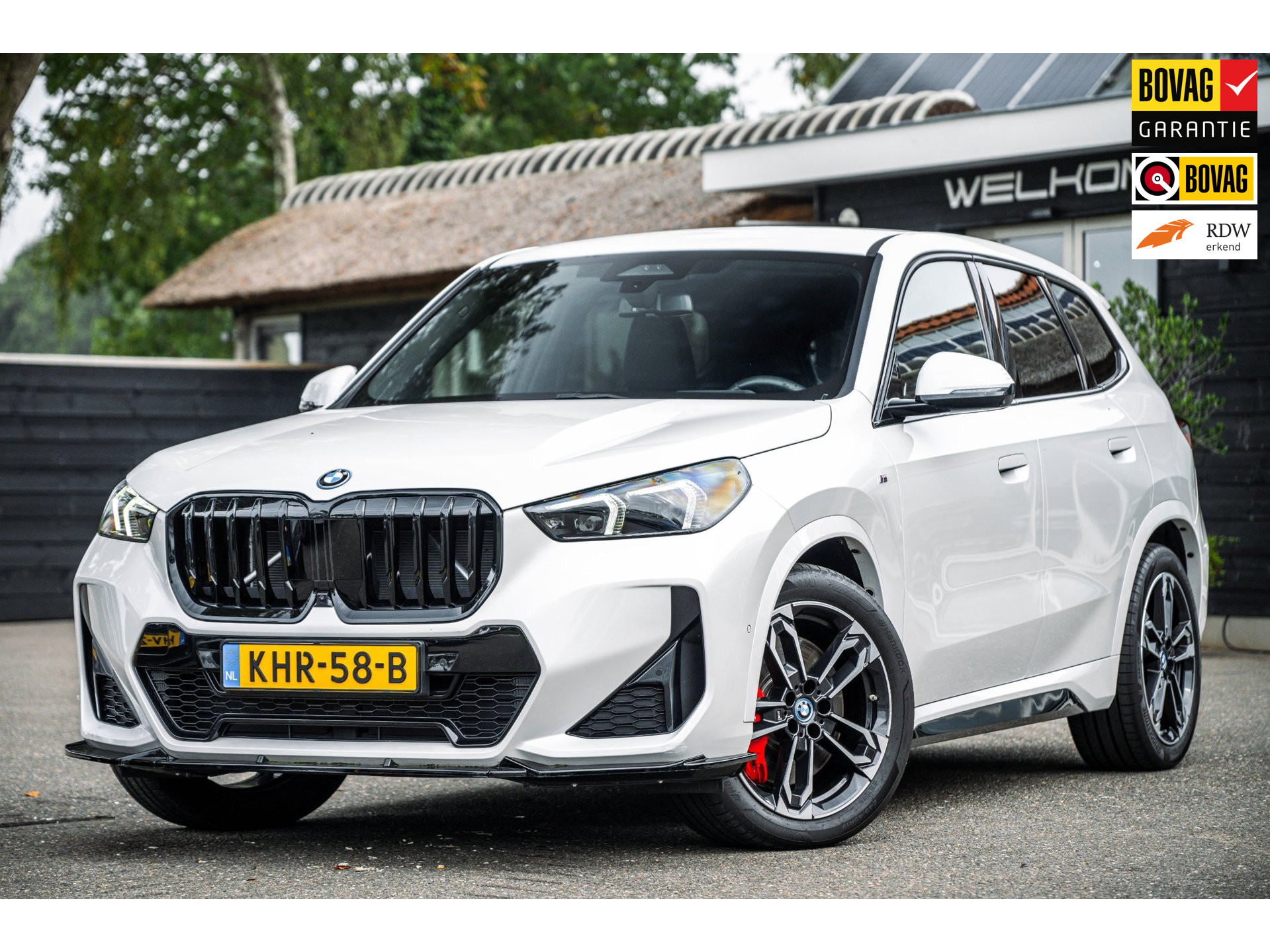 BMW iX1 EDrive 20 M Sport Live Cockpit I Mineralweiss Metallic I Head Up I Led I CarPlay I 360 Camera I M-Sportremmen rood I BTW