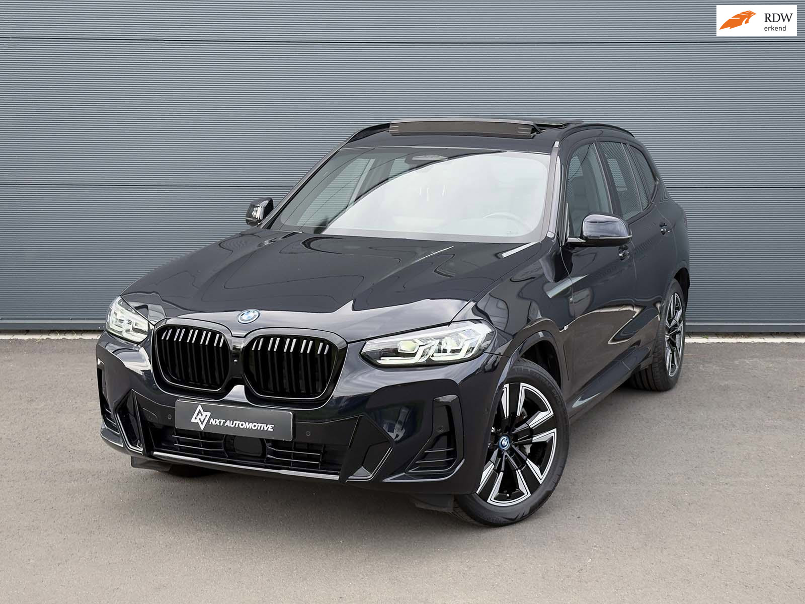 BMW iX3 Executive 80 kWh M Sport [SOH 98,8%] Pano,Pilot assist,Elek stoelen,Achteruitrijcamera,Dodehoekdetectie,Dealer onderhouden
