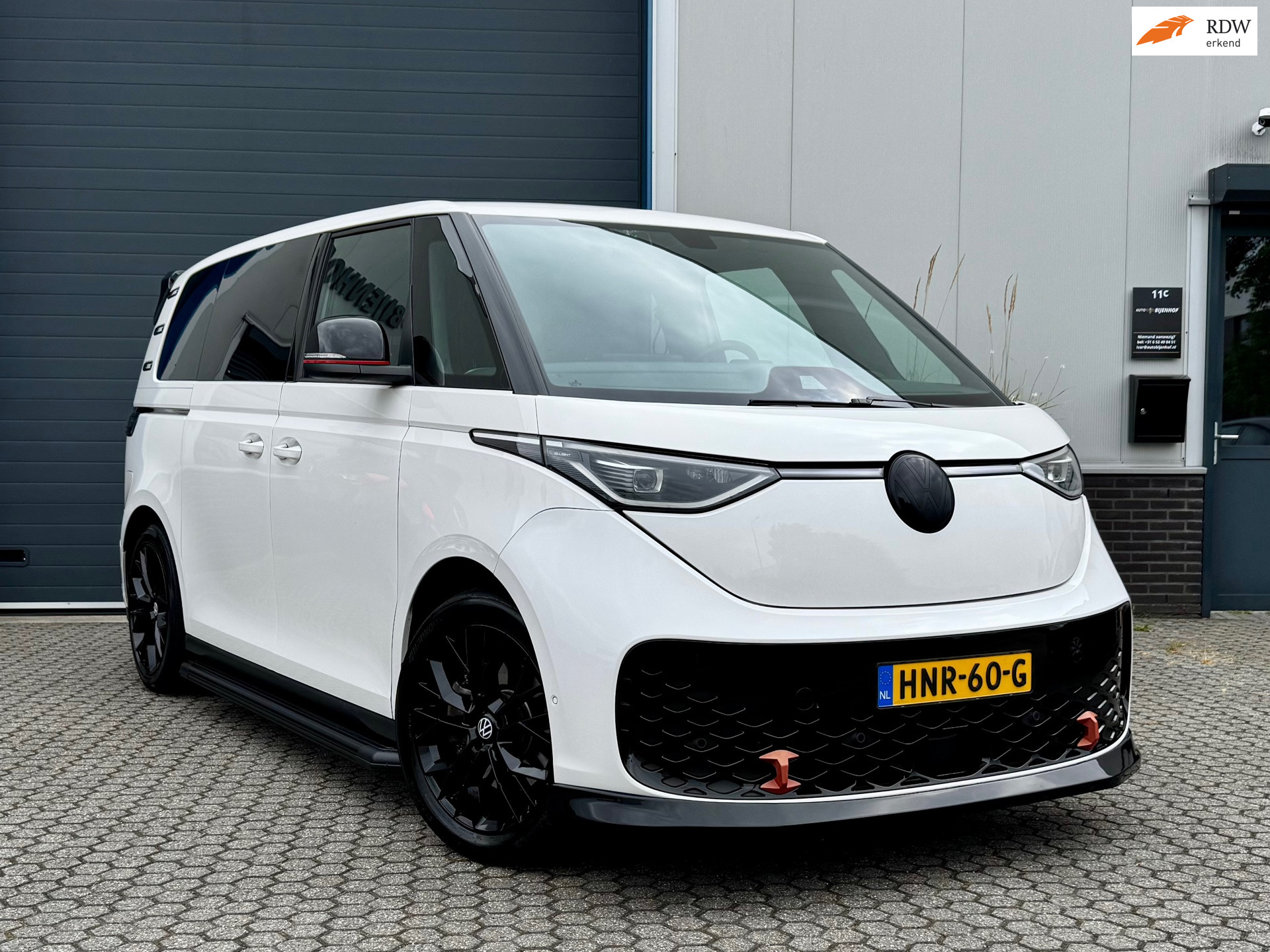 Volkswagen ID. Buzz 1st 77kWh | Red Accent pakket | IQ Light | 5 Persoons | 2x elektrisch schuifdeur | Trekhaak