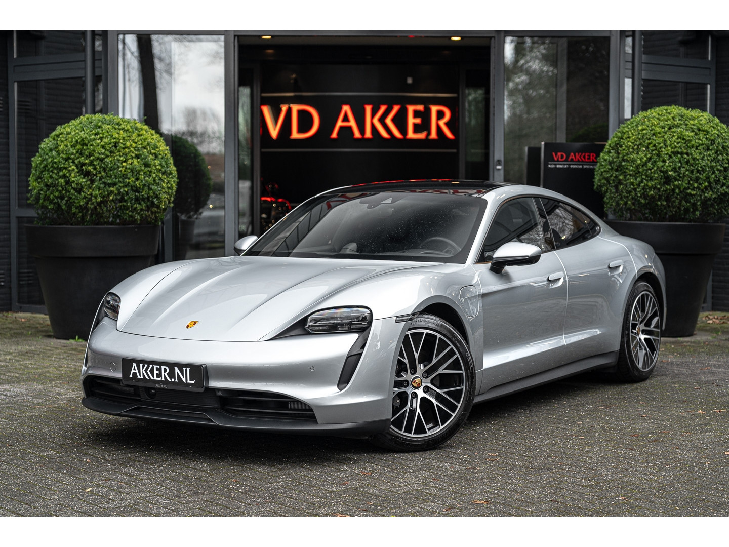 Porsche Taycan Performance Accu Plus | Panoramadak | Adapt. Stoelen | ACC | 360° Camera