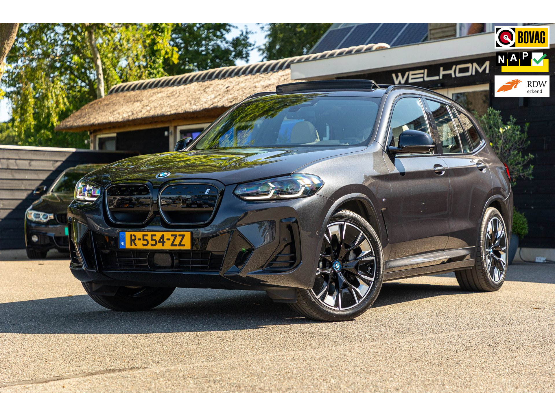 BMW iX3 High Executive 80 kWh Soh 99% I M Pakket I Panoramadak I Trekhaak I Harman Kardon I Adaptive Cruise I 360 Camera I Android