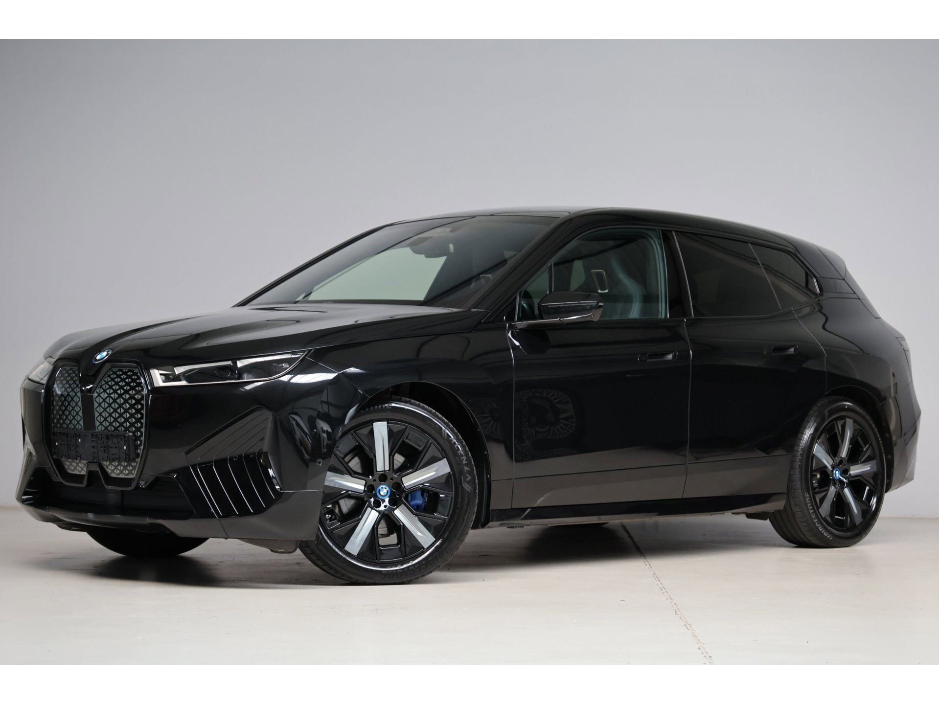 BMW iX XDrive50 High Executive 112 kWh | panoramadak skylounge | laser led | stoelkoeling | elek. trekhaak | massage | keyless